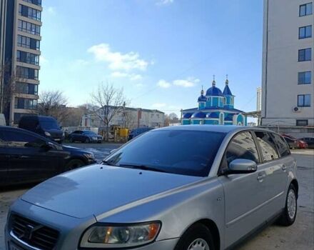 Серый Вольво В50, объемом двигателя 1.6 л и пробегом 218 тыс. км за 5750 $, фото 1 на Automoto.ua