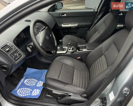 Вольво В50 2009 в Луцке на Automoto.ua Серый Вольво В50, объемом двигателя 2 л и пробегом 252 тыс. км за 7999 $, фото 12 на Automoto.ua