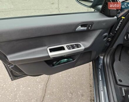 Серый Вольво В50, объемом двигателя 1.6 л и пробегом 265 тыс. км за 9999 $, фото 7 на Automoto.ua