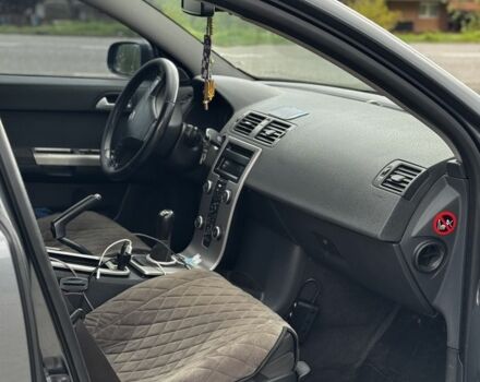 Серый Вольво В50, объемом двигателя 2 л и пробегом 400 тыс. км за 5500 $, фото 4 на Automoto.ua