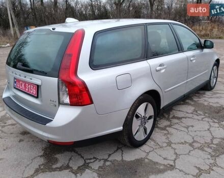 Серый Вольво В50, объемом двигателя 1.6 л и пробегом 220 тыс. км за 7500 $, фото 4 на Automoto.ua