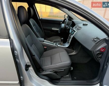 Серый Вольво В50, объемом двигателя 1.6 л и пробегом 229 тыс. км за 7950 $, фото 92 на Automoto.ua