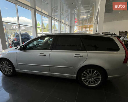 Серый Вольво В50, объемом двигателя 1.56 л и пробегом 324 тыс. км за 8000 $, фото 3 на Automoto.ua