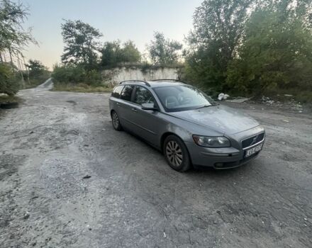 Серый Вольво В50, объемом двигателя 2 л и пробегом 400 тыс. км за 3001 $, фото 1 на Automoto.ua