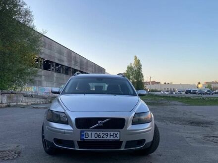 Вольво В50 2004 в Полтаве на Automoto.ua Серый Вольво В50, объемом двигателя 2 л и пробегом 375 тыс. км за 5500 $, фото 1 на Automoto.ua