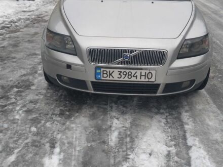 Вольво V50 2004 у Рівному на Automoto.ua Сірий Вольво V50, об'ємом двигуна 2 л та пробігом 380 тис. км за 5700 $, фото 1 на Automoto.ua