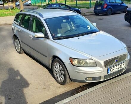 Сірий Вольво V50, об'ємом двигуна 2 л та пробігом 325 тис. км за 1560 $, фото 1 на Automoto.ua