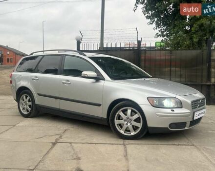 Серый Вольво В50, объемом двигателя 2 л и пробегом 400 тыс. км за 4490 $, фото 1 на Automoto.ua