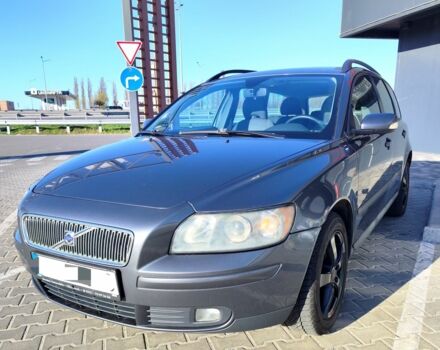 Серый Вольво В50, объемом двигателя 2 л и пробегом 300 тыс. км за 2600 $, фото 1 на Automoto.ua