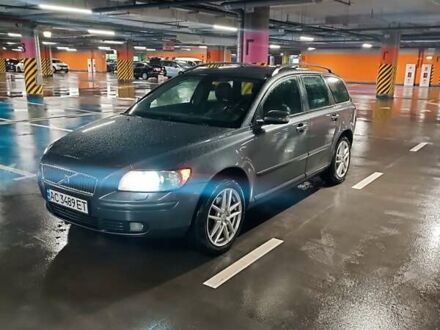 Серый Вольво В50, объемом двигателя 2 л и пробегом 305 тыс. км за 5400 $, фото 1 на Automoto.ua