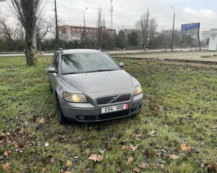 Серый Вольво В50, объемом двигателя 2 л и пробегом 300 тыс. км за 3200 $, фото 1 на Automoto.ua