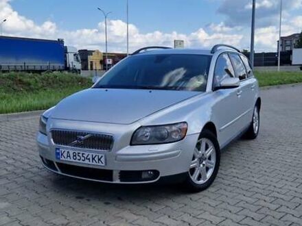 Серый Вольво В50, объемом двигателя 2.44 л и пробегом 317 тыс. км за 6600 $, фото 1 на Automoto.ua