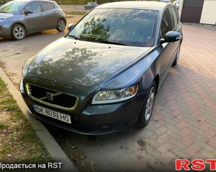 Серый Вольво В50, объемом двигателя 2.4 л и пробегом 239 тыс. км за 5200 $, фото 1 на Automoto.ua