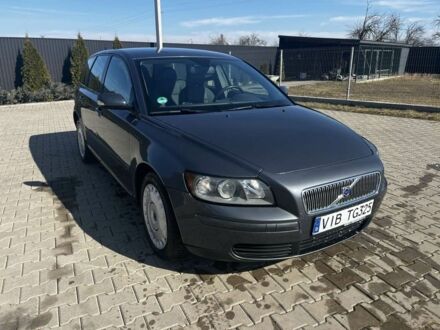 Серый Вольво В50, объемом двигателя 2 л и пробегом 240 тыс. км за 2400 $, фото 1 на Automoto.ua