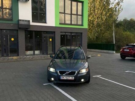 Вольво V50 2008 у Вараш (Кузнецовськ) на Automoto.ua Сірий Вольво V50, об'ємом двигуна 2 л та пробігом 254 тис. км за 7500 $, фото 1 на Automoto.ua