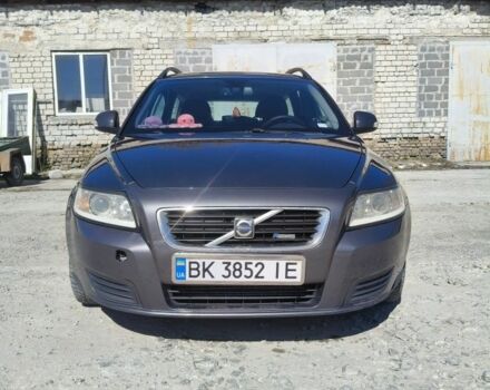 Серый Вольво В50, объемом двигателя 1.6 л и пробегом 273 тыс. км за 7500 $, фото 1 на Automoto.ua