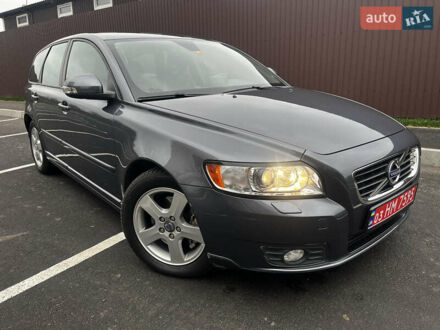 Серый Вольво В50, объемом двигателя 2 л и пробегом 206 тыс. км за 9200 $, фото 1 на Automoto.ua