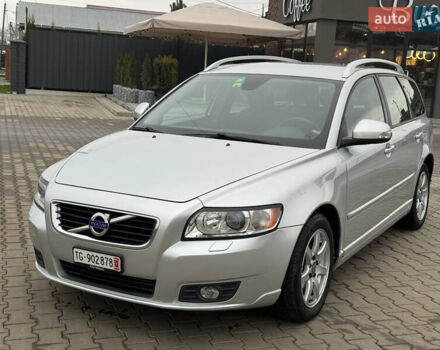 Серый Вольво В50, объемом двигателя 2 л и пробегом 225 тыс. км за 9999 $, фото 1 на Automoto.ua