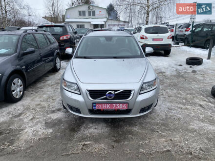 Серый Вольво В50, объемом двигателя 2 л и пробегом 229 тыс. км за 9751 $, фото 1 на Automoto.ua