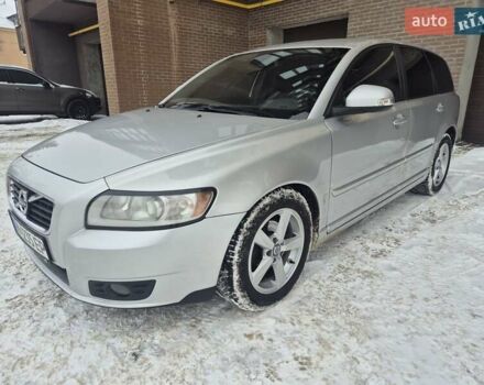 Серый Вольво В50, объемом двигателя 1.6 л и пробегом 240 тыс. км за 7500 $, фото 1 на Automoto.ua