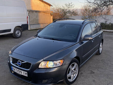 Серый Вольво В50, объемом двигателя 1.6 л и пробегом 234 тыс. км за 7400 $, фото 1 на Automoto.ua