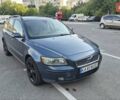 Синий Вольво В50, объемом двигателя 2.44 л и пробегом 326 тыс. км за 5500 $, фото 2 на Automoto.ua