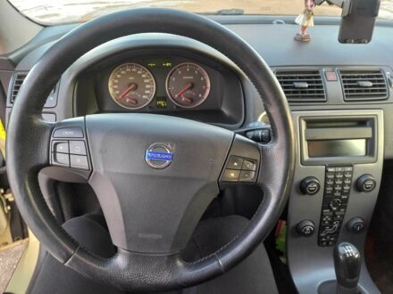 Зеленый Вольво В50, объемом двигателя 2.4 л и пробегом 332 тыс. км за 6000 $, фото 1 на Automoto.ua