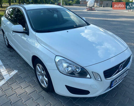 Белый Вольво B60, объемом двигателя 1.98 л и пробегом 247 тыс. км за 10350 $, фото 2 на Automoto.ua