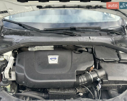 Белый Вольво B60, объемом двигателя 2.4 л и пробегом 203 тыс. км за 12699 $, фото 56 на Automoto.ua