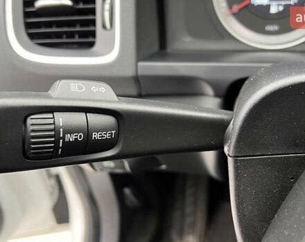 Белый Вольво B60, объемом двигателя 2.4 л и пробегом 203 тыс. км за 12600 $, фото 52 на Automoto.ua