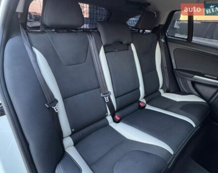 Белый Вольво B60, объемом двигателя 2 л и пробегом 265 тыс. км за 12650 $, фото 48 на Automoto.ua