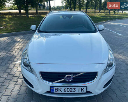 Белый Вольво B60, объемом двигателя 1.98 л и пробегом 247 тыс. км за 10350 $, фото 1 на Automoto.ua