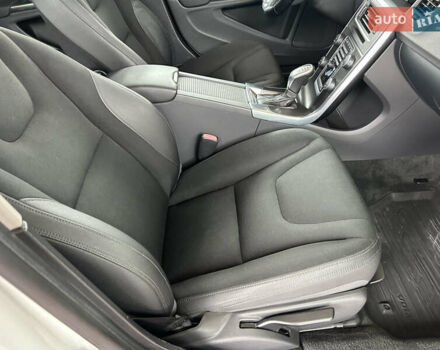 Белый Вольво B60, объемом двигателя 2.4 л и пробегом 160 тыс. км за 13900 $, фото 76 на Automoto.ua