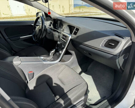 Белый Вольво B60, объемом двигателя 1.56 л и пробегом 306 тыс. км за 10413 $, фото 5 на Automoto.ua