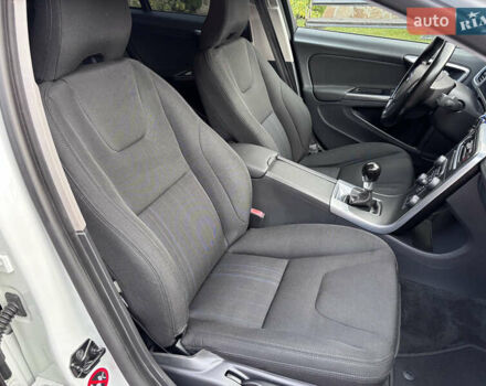 Белый Вольво B60, объемом двигателя 1.6 л и пробегом 242 тыс. км за 10850 $, фото 114 на Automoto.ua