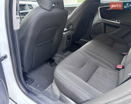 Белый Вольво B60, объемом двигателя 1.6 л и пробегом 242 тыс. км за 10850 $, фото 88 на Automoto.ua