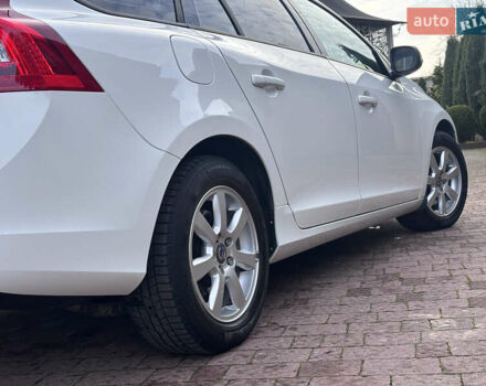 Белый Вольво B60, объемом двигателя 1.6 л и пробегом 242 тыс. км за 10850 $, фото 73 на Automoto.ua