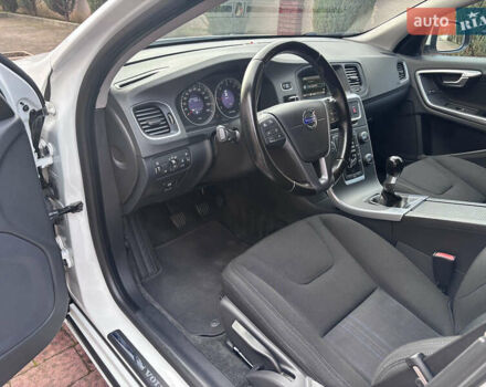 Белый Вольво B60, объемом двигателя 1.6 л и пробегом 242 тыс. км за 10850 $, фото 76 на Automoto.ua