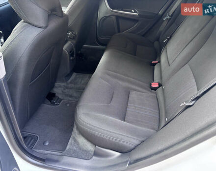 Белый Вольво B60, объемом двигателя 1.6 л и пробегом 242 тыс. км за 10850 $, фото 89 на Automoto.ua