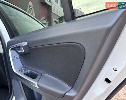 Белый Вольво B60, объемом двигателя 1.6 л и пробегом 242 тыс. км за 10850 $, фото 109 на Automoto.ua