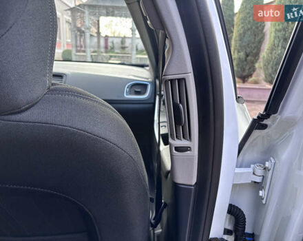 Белый Вольво B60, объемом двигателя 1.6 л и пробегом 242 тыс. км за 10850 $, фото 106 на Automoto.ua