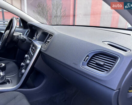 Белый Вольво B60, объемом двигателя 1.6 л и пробегом 242 тыс. км за 10850 $, фото 112 на Automoto.ua