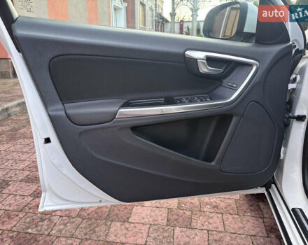 Белый Вольво B60, объемом двигателя 1.6 л и пробегом 242 тыс. км за 10850 $, фото 84 на Automoto.ua