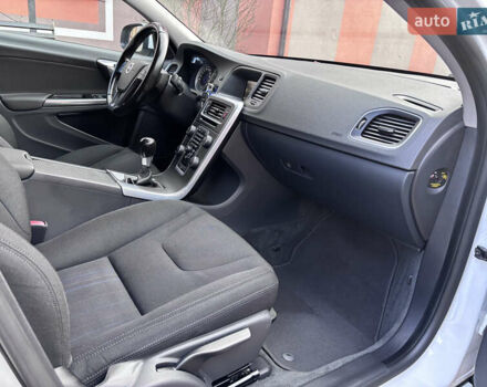 Белый Вольво B60, объемом двигателя 1.6 л и пробегом 242 тыс. км за 10850 $, фото 111 на Automoto.ua