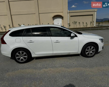 Белый Вольво B60, объемом двигателя 1.56 л и пробегом 306 тыс. км за 10413 $, фото 9 на Automoto.ua