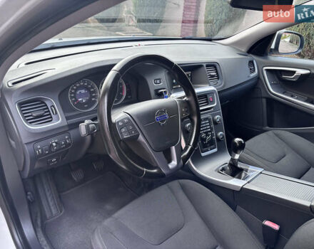 Белый Вольво B60, объемом двигателя 1.6 л и пробегом 242 тыс. км за 10850 $, фото 77 на Automoto.ua