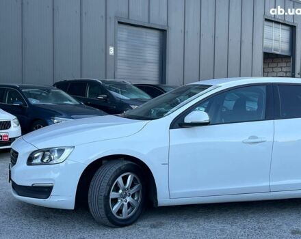 Белый Вольво B60, объемом двигателя 2 л и пробегом 300 тыс. км за 13940 $, фото 2 на Automoto.ua