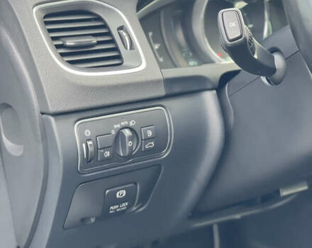 Белый Вольво B60, объемом двигателя 2.4 л и пробегом 214 тыс. км за 17299 $, фото 35 на Automoto.ua