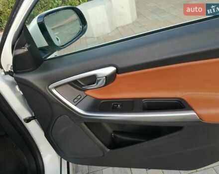 Белый Вольво B60, объемом двигателя 2.4 л и пробегом 377 тыс. км за 14500 $, фото 46 на Automoto.ua