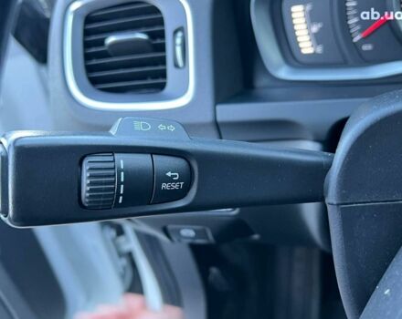 Белый Вольво B60, объемом двигателя 2 л и пробегом 300 тыс. км за 13940 $, фото 23 на Automoto.ua